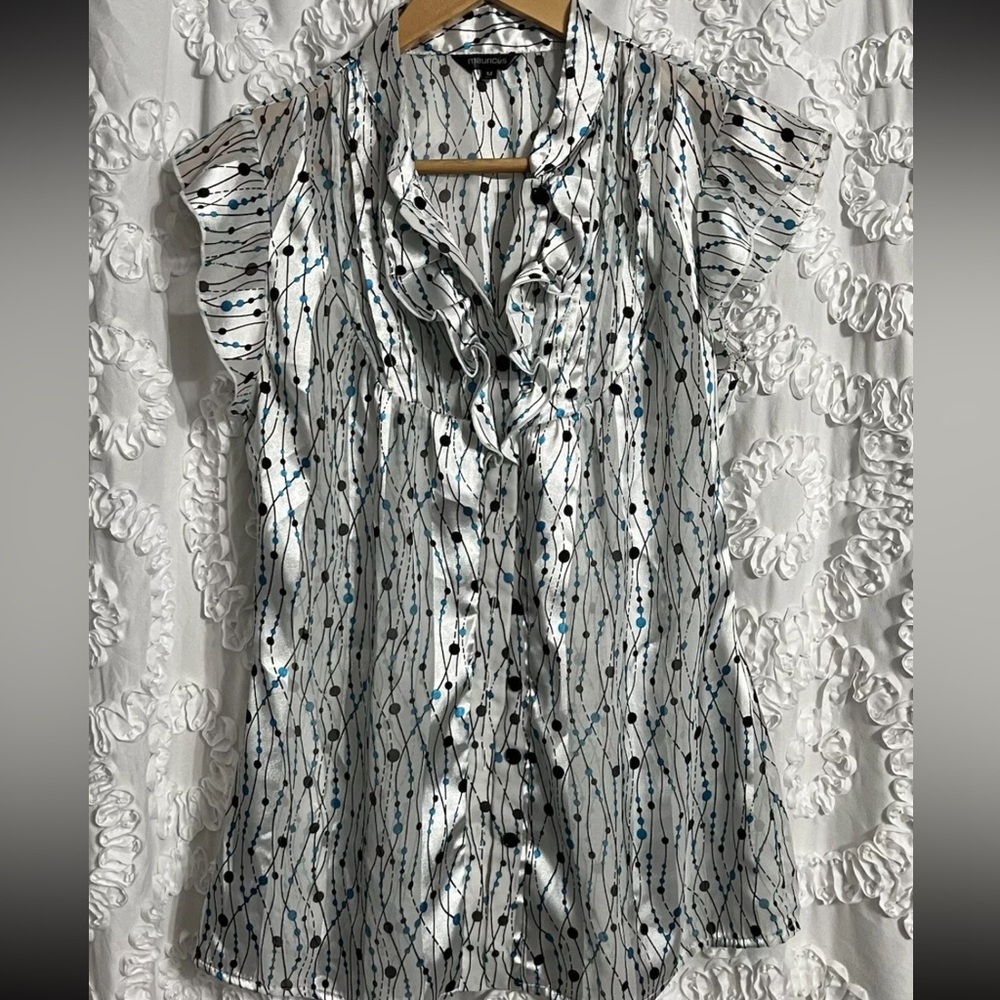 Maurices Top Woman’s Size Medium White Multi Color Print Sleeveless Blouse